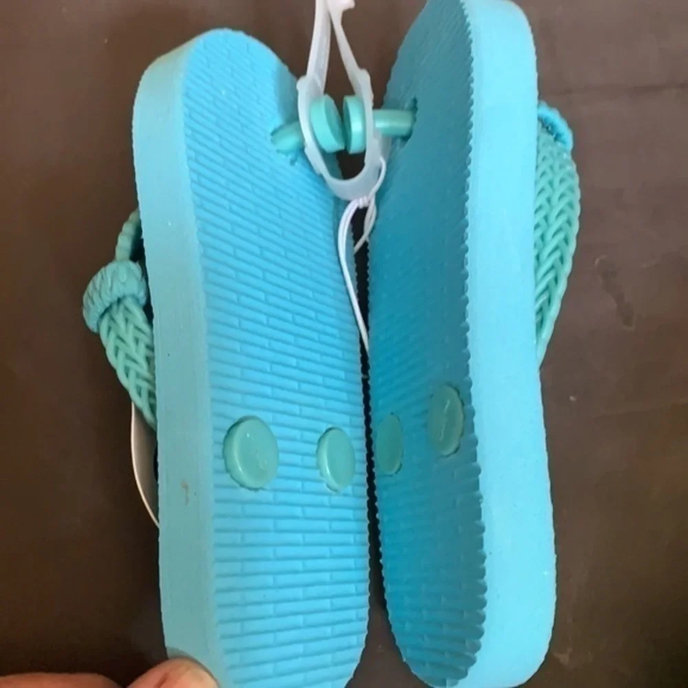 Cat & Jack Flip Flops, you get both pair